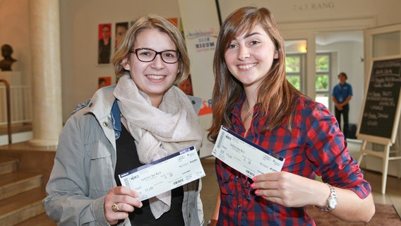 Zwei Besucherinnen bei Alex Hepburn im Deutschen Theater in Göttingen.  Foto: Axel Herzig