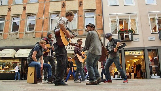 In der Göttinger Fußgängerzone batteln sich die Bands Kyles Tolone und Kalter Kaffee.  Foto: Isabel Schiffler