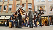 In der Göttinger Fußgängerzone batteln sich die Bands Kyles Tolone und Kalter Kaffee.  Foto: Isabel Schiffler