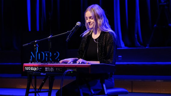 Bosse bei stars@ndr2 - Songs & Stories am 13. November 2023 in Hamburg: Viviane Hardt spielt am Keyboard © NDR 2 Foto: Sarah Lindebner