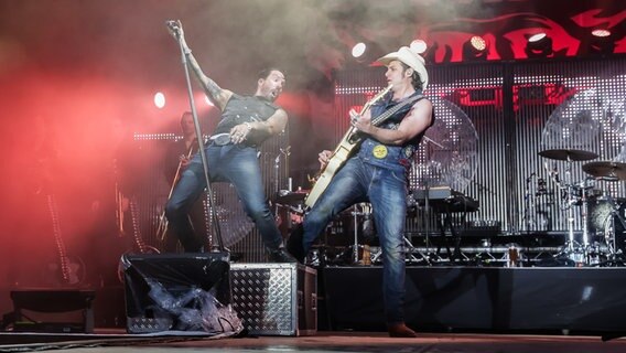 BossHoss beim Konzert in Papenburg © NDR Foto: Axel Herzig