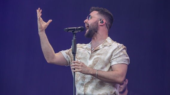 Der britische Pop-Sänger Calum Scott auf der NDR 2 Plaza Bühne in Hannover, 27. Mai 2022.  Foto: Axel Herzig