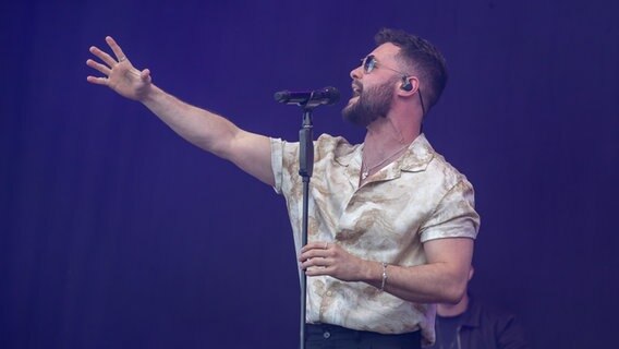 Der britische Pop-Sänger Calum Scott auf der NDR 2 Plaza Bühne in Hannover, 27. Mai 2022.  Foto: Axel Herzig
