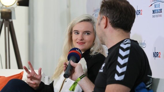 Grace Chatto von Clean Bandit im Interview mit NDR 2 Reporter Gunther Ohnrich © NDR 2 Foto: Axel Herzig