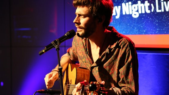 NDR 2 Friday Night Live am 26.3.2021: Alvaro Soler beim Singen auf der Bühne © NDR 2 Foto: Jochen Moseberg