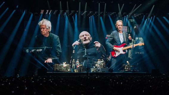 Genesis live in Hannover am 10. März 2021: Blick auf die Bühne, Projektion von Phil Collins, Mike Rutherford und Tony Banks im Hintergrund © NDR 2 Foto: Axel Herzig