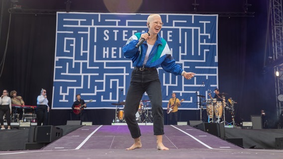 Stefanie Heinzmann auf der Bühne der NDR 2 Bühne in Hannover beim Plaza Festival.  Foto: Axel Herzig