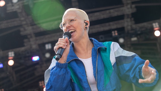 Stefanie Heinzmann auf der Bühne der NDR 2 Bühne in Hannover beim Plaza Festival.  Foto: Axel Herzig