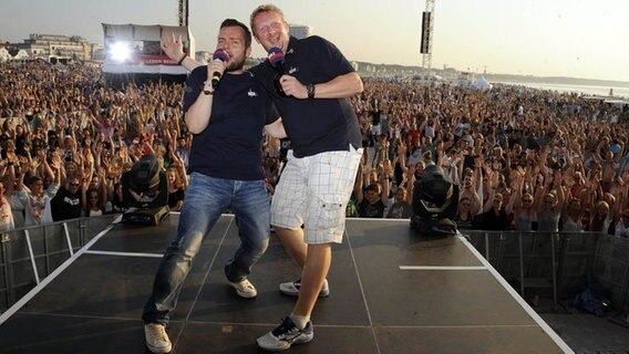 Jens Mahrhold und Holger Ponik auf der Bühne bei stars@ndr2 live in Warnemünde © NDR Foto: Isabelle Schiffler