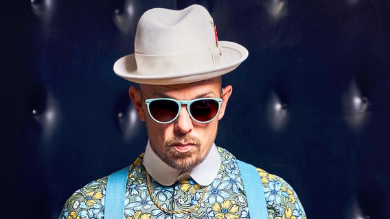 Der Musiker Jan Delay in geblümtem Hemd mit Sonnenbrille und weißem Hut © Thomas Leidig 