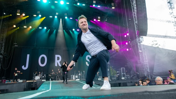 Joris auf der NDR 2 Plaza Bühne in Hannover, 27. Mai 2022.  Foto: Axel Herzig