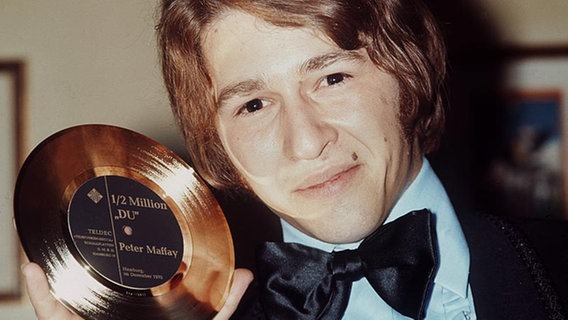 Peter Maffay, 1970 mit Goldener Schallplatte seines Hits "Du" © dpa - Bildarchiv © dpa - Bildarchiv 