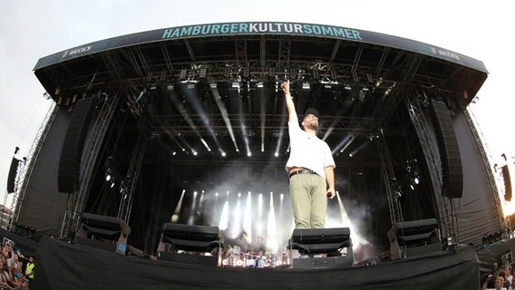 Mark Forster steht auf der Bühne und hebt den Arm beim Konzert in Hamburg © NDR 2 Foto: Mirko Hannemann
