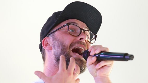 Mark Forster hat Mikro in der Hand und singt beim Open-Air-Konzert in Hamburg am 16. August 2022 © NDR 2 Foto: Mirko Hannemann