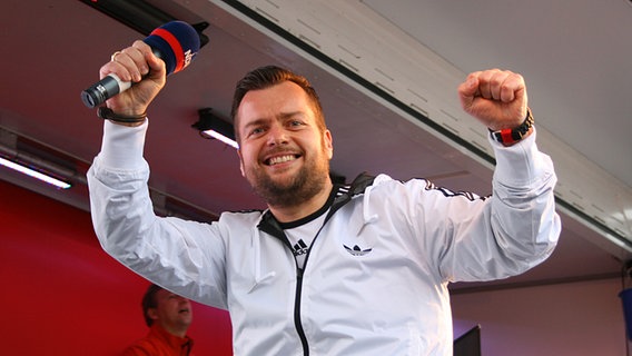 Jens Mahrhold beim Public Viewing mit NDR 2 in Niebüll am 13. Juli 2014 © NDR 2 Foto: Sascha Sommer