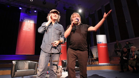 Wolfgang Niedecken mit Peter Urban auf der Bühne des Rolf-Liebermann-Studios © NDR 2 Foto: Mirko Hannemann