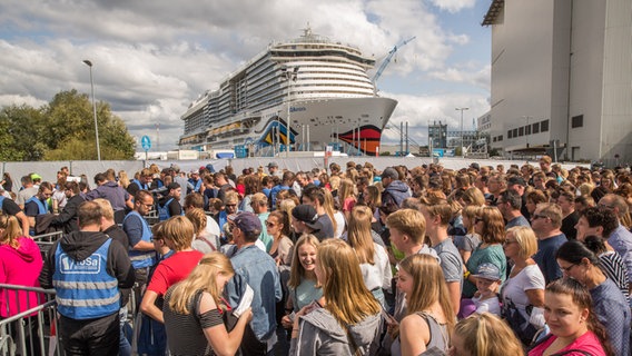 NDR 2 Papenburg Festival 2018: Publikum vor dem Kreuzfahrtschiff im Hintergrund © NDR 2 Foto: Axel Herzig