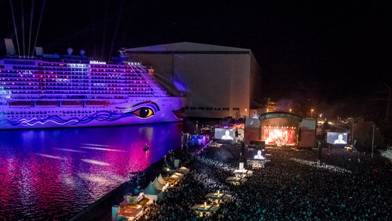 NDR 2 Papenburg Festival 2018 Best of: Festivalgelände mit Kreuzfahrtschiff an der Meyer-Werft © NDR 2 Foto: Axel Herzig