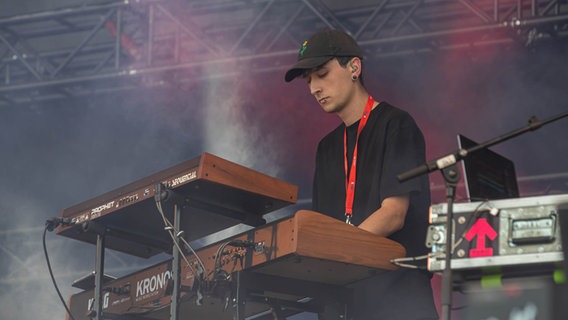 Der Keyboarder von Loi beim NDR 2 Papenburg Festival. © NDR 2 Foto: Axel Herzig