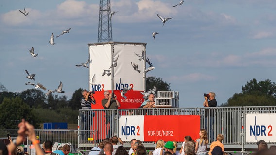 NDR 2 Moderator:innen und Besucher des NDR 2 Papenburg Festivals. © NDR 2 Foto: Axel Herzig