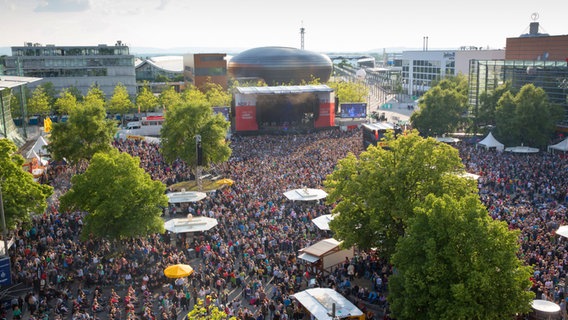 NDR 2 Plaza Festival 2014: Blick auf das Veranstaltungsgelände mit 20.000 Besuchern © NDR 2 Foto: Axel Herzig