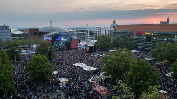Die Bühne des Plaza Festivals 2019 mit Publikum. © NDR Foto: Axel Herzig