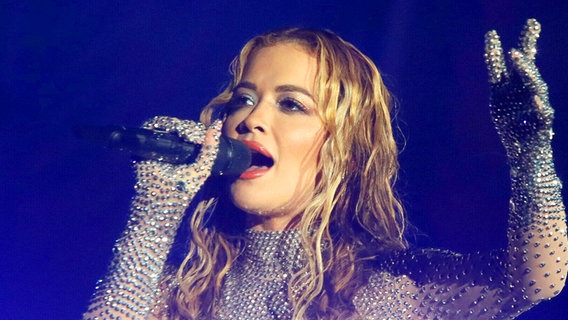 Die Sängerin Rita Ora singt in einem glitzerndem Kostüm auf der Bühne © Imago Images/The News2 