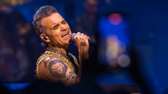 Robbie Williams beim Konzert in Hamburg am 1. Februar 2023 © NDR 2 Foto: Axel Herzig