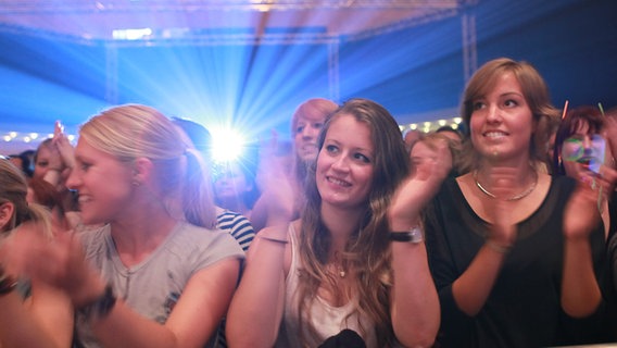 Fans von Caligola bei ihrem Auftritt in Göttingen am 13.9.2012 (NDR 2 Soundcheck Neue Musik - Das Festival) © NDR 2 Foto: Axel Herzig