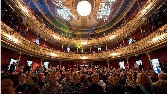 Das Deutsche Theater beim Konzert von Family Of The Year am 13. September 2014 in Göttingen © NDR 2 Foto: Jan Vetter