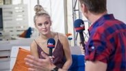 Die Musikerin Zara Larsson sitzt mit NDR 2 Moderator André Schünke beim Interview auf einem Sofa. © NDR 2 Foto: Axel Herzig