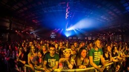 Fans beim Finale in der Lokhalle beim Soundcheck Neue Musik Festival 2015. © NDR Fotograf: Jan Vetter