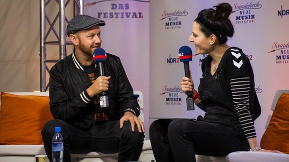 Matt Simons im Interview mit NDR 2 Moderatorin Maren Sieber © NDR 2 Foto: Jan Vetter