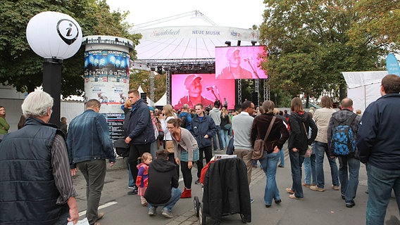 Ryan Sheridan auf der Leinwand am Wochenmarktplatz. © NDR 2 Foto: Axel Herzig