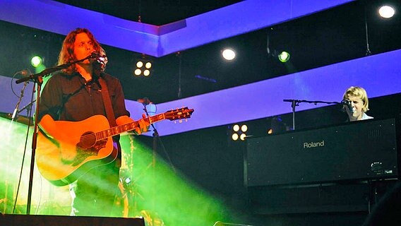 Tom Odell mit seinem Gitarristen beim Konzert in Göttingen. © NDR 2 Foto: Isabell Schiffler