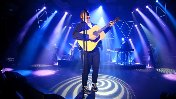 Lewis Capaldi auf der Bühne © NDR Foto: Mirko Hannemann