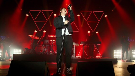 Lewis Capaldi auf der Bühne © NDR Foto: Mirko Hannemann