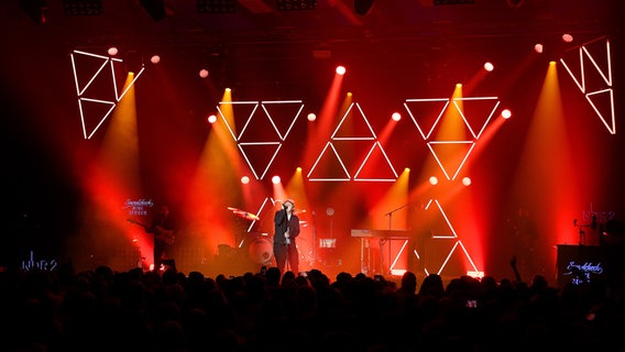 Lewis Capaldi auf der Bühne © NDR Foto: Mirko Hannemann