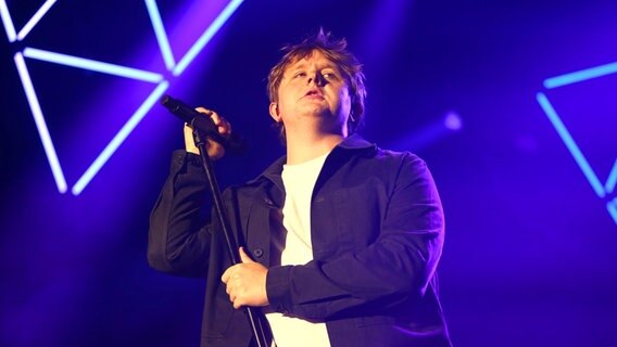 Lewis Capaldi auf der Bühne © NDR Foto: Mirko Hannemann
