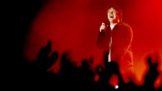 Lewis Capaldi auf der Bühne © NDR Foto: Mirko Hannemann