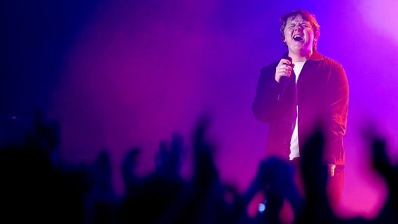 Lewis Capaldi auf der Bühne © NDR Foto: Mirko Hannemann