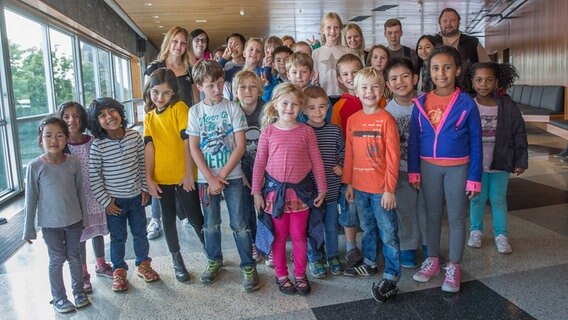 Kinder der Albani Grundschule in Göttingen besuchen das NDR 2 Team hinter den Kulissen.  Foto: Axel Herzig