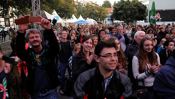 Das Publikum vor der City Stage auf dem Göttinger Wochenmarkt.  Foto: Isabel Schiffler