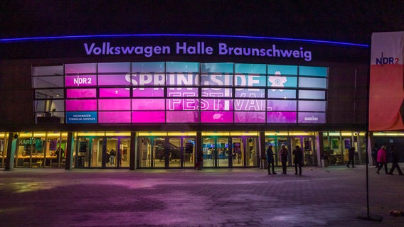 Die Volkswagenhalle während des Festivals mit großen Hinweisplakat © NDR 2 Foto: Axel Herzig
