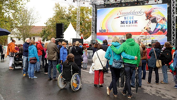 Publikum vor der City Stage auf dem Göttinger Wochenmarkt am Sonnabend.  Foto: Isabel Schiffler