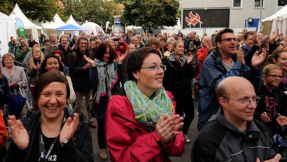 Publikum vor der City Stage auf dem Göttinger Wochenmarkt am Sonnabend.  Foto: Isabel Schiffler