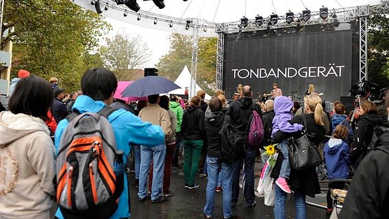 Publikum vor der City Stage mit Tonbandgerät live auf dem Göttinger Wochenmarkt am Sonnabend.  Foto: Isabel Schiffler