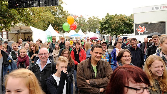 Publikum vor der City Stage auf dem Göttinger Wochenmarkt am Sonnabend.  Foto: Isabel Schiffler