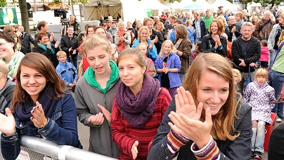 Publikum vor der City Stage am Sonnabend.  Foto: Isabel Schiffler