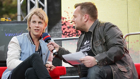 Tom Odell im Interview mit Jens Mahrhold am Sonnabend auf der City Stage.  Foto: Isabel Schiffler